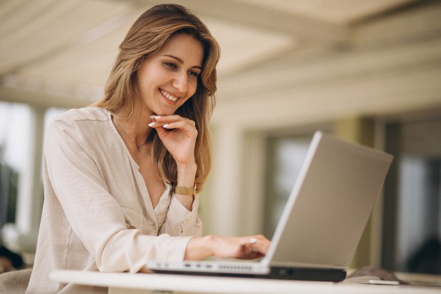 retrato-mujer-negocios-trabajando-computadora-portatil_1303-9733